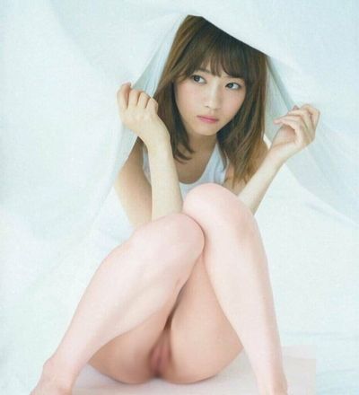 Nishino Nanase - shows her pussy