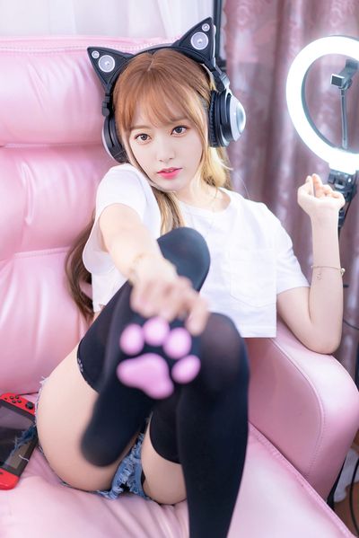 Miyawaki Sakura - kitty gamer